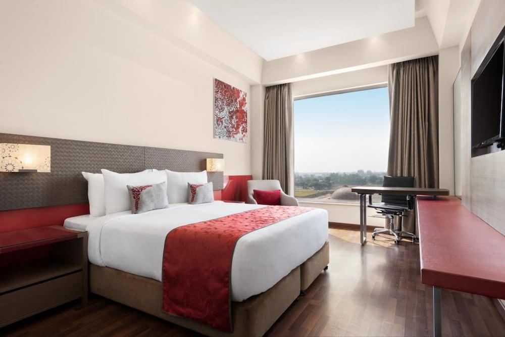 Ramada By Wyndham Lucknow Hotel And Convention Center Экстерьер фото