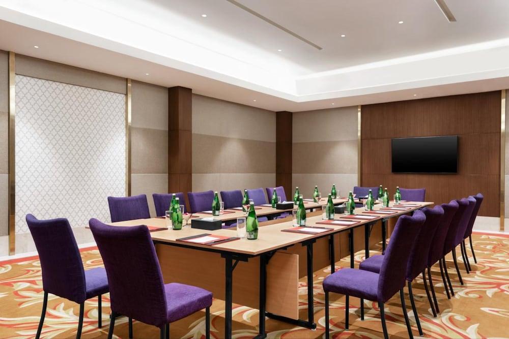Ramada By Wyndham Lucknow Hotel And Convention Center Экстерьер фото